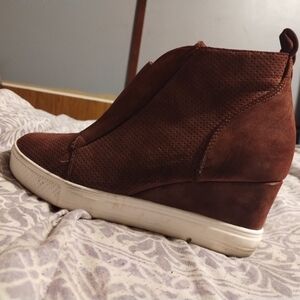 Maroon wedge style shoes